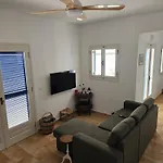 Byron مدينة سكياثوس